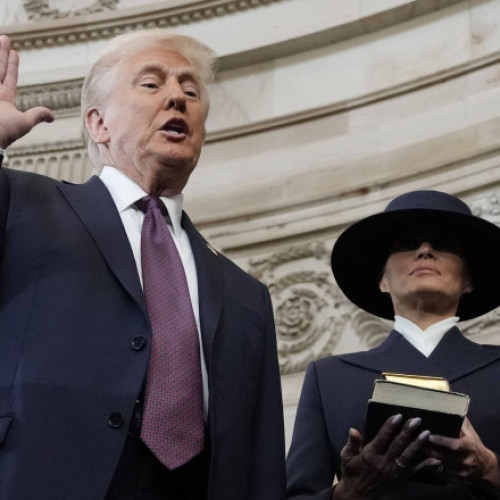 Donald Trump depune jurământul fără a atinge Biblia