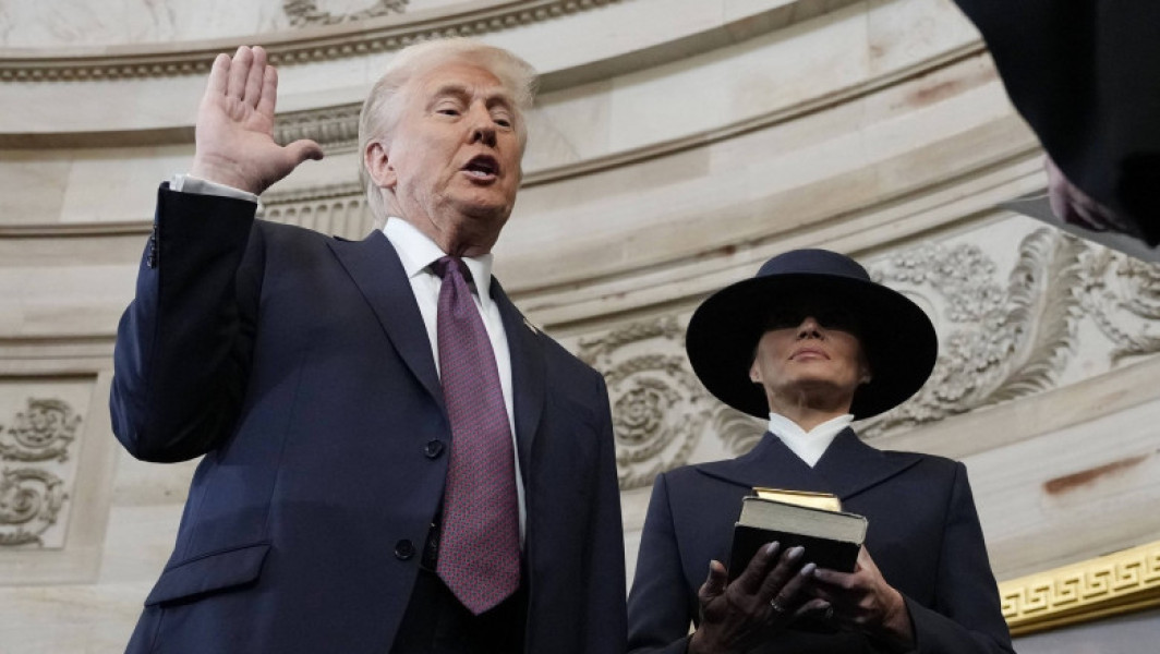 Donald Trump depune jurământul fără a atinge Biblia