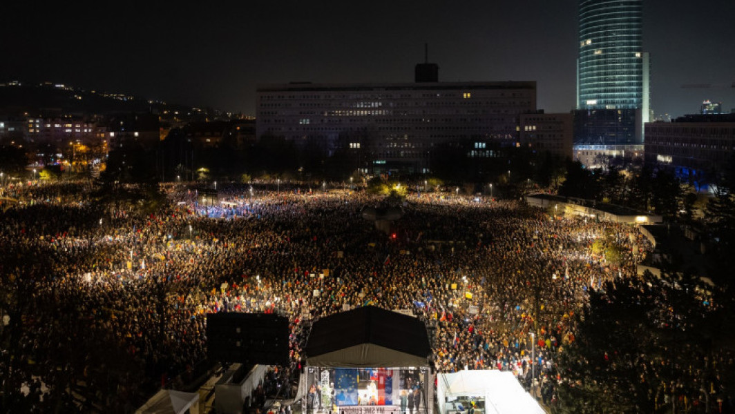 Zeci de mii de oameni protestează în Bratislava împotriva politicii premierului Robert Fico