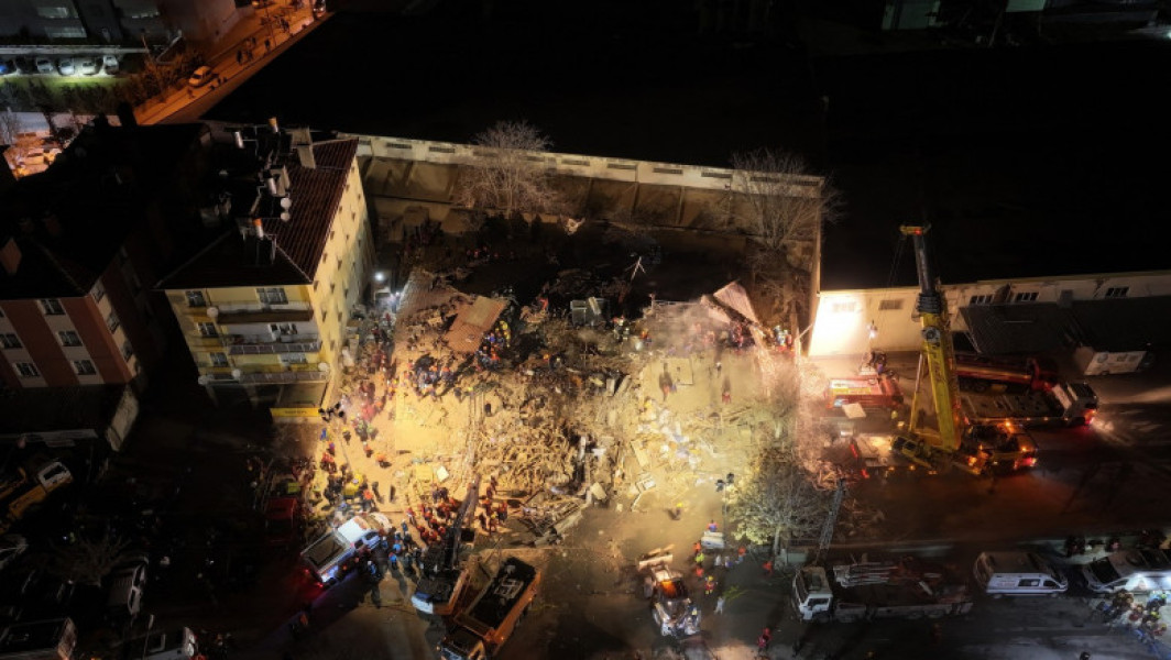 Cinci persoane prinse sub dărâmături după prăbușirea unui bloc în Konya