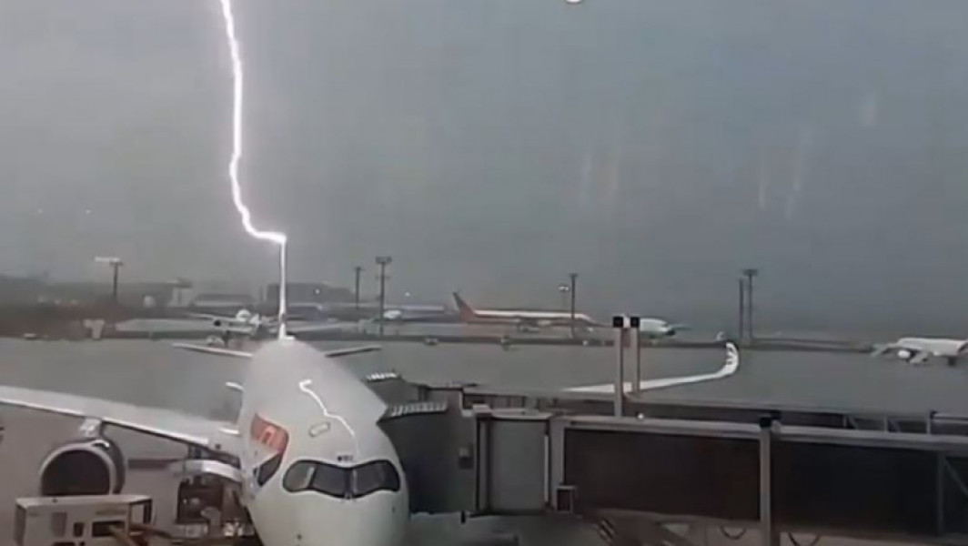 Avion lovit de trasnete în timpul îmbarcării pasagerilor în Sao Paulo