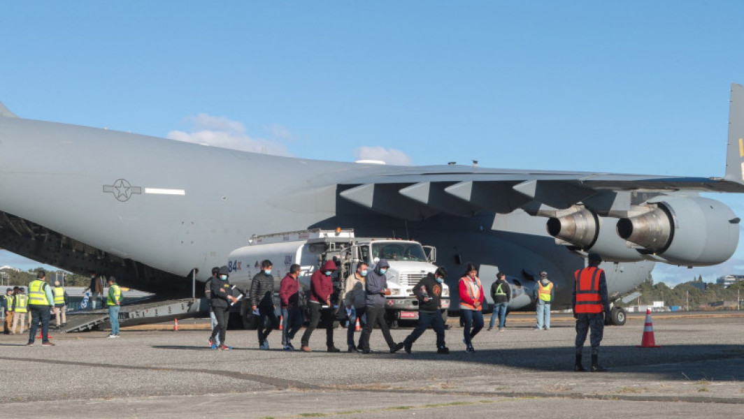 Gustavo Petro interzice zborurile militarilor americani cu migranți expulzați
