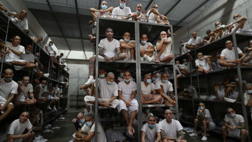Condiții dure și controverse la Centrul de detenție pentru terorism din El Salvador