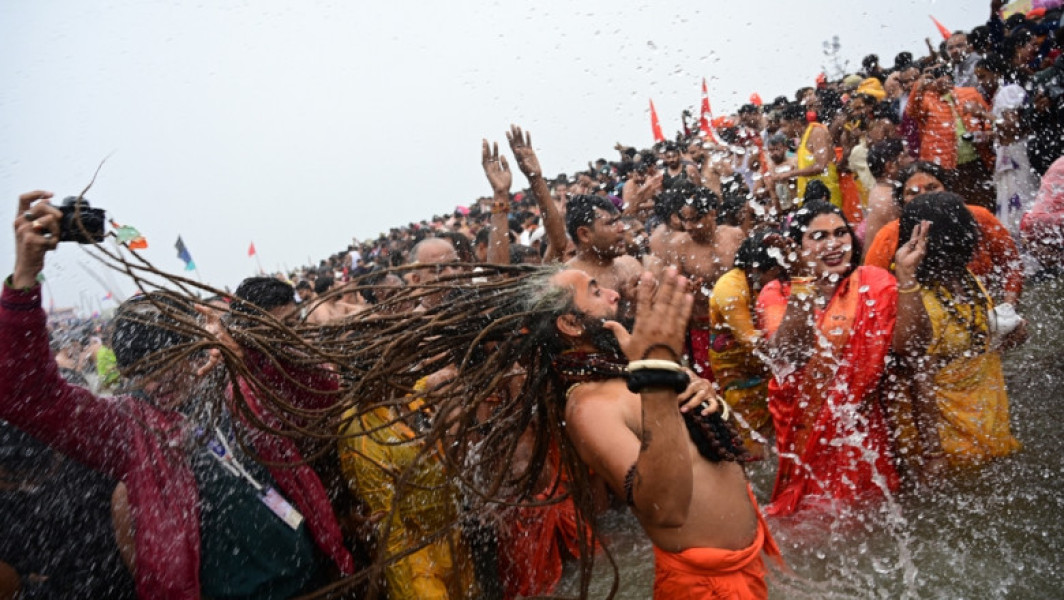 Pelerinajul Kumbh Mela continuă, în ciuda tragediei din nordul Indiei