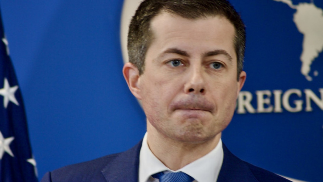 Pete Buttigieg critică reacția lui Donald Trump după coliziunea aviatică din Washington
