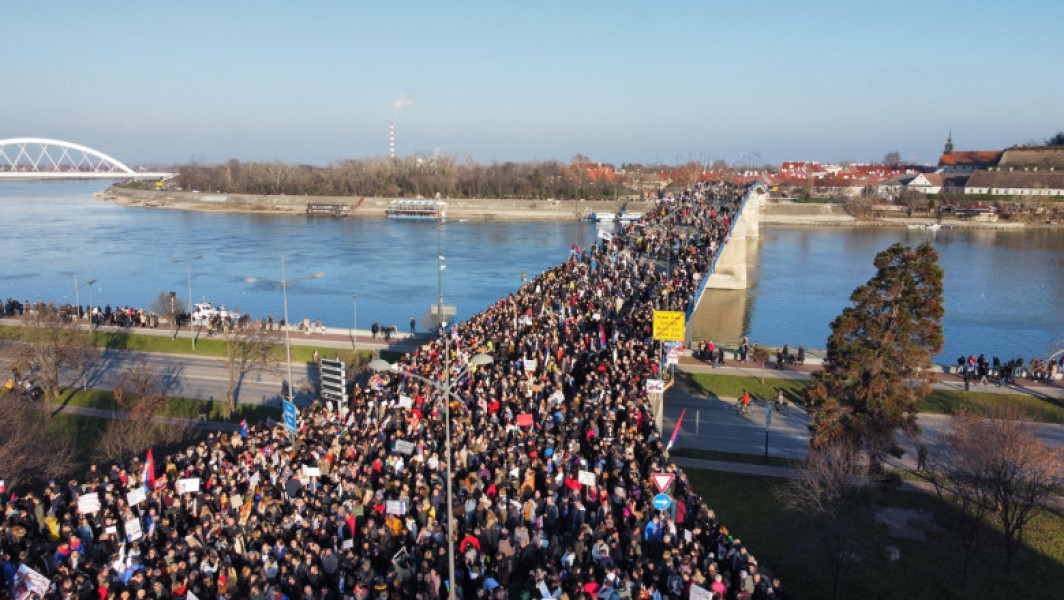 Protest masiv al studenților sârbi la Novi Sad, după tragedia de la gara locală