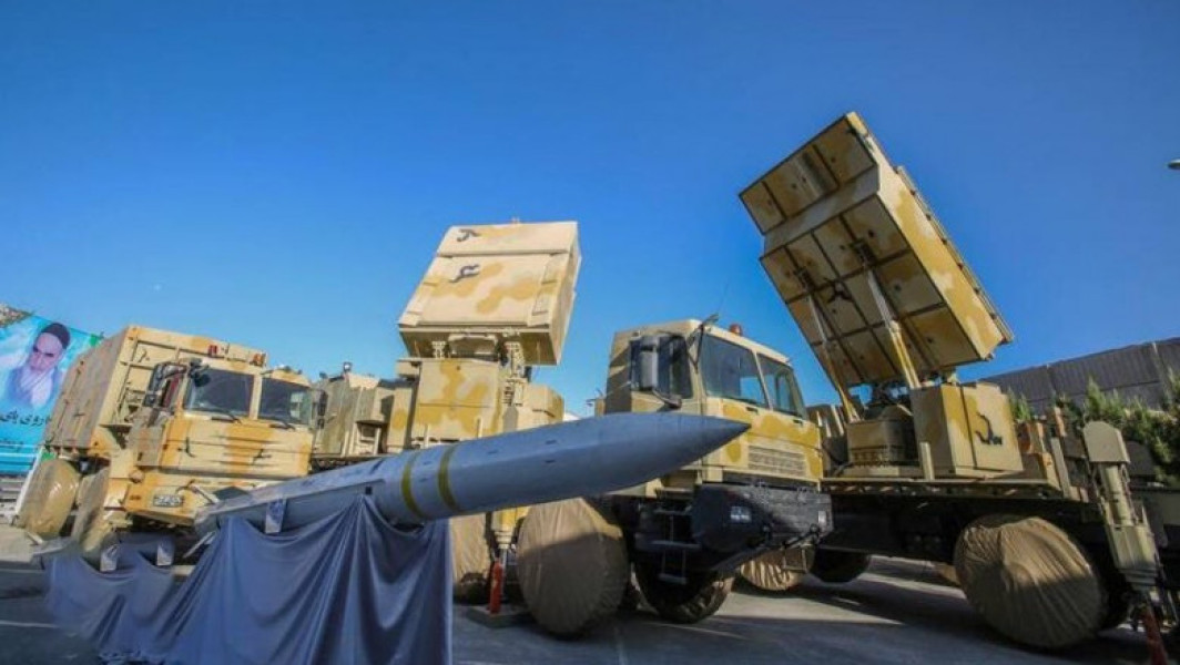 Iranul a dezvăluit o nouă rachetă balistică și un sistem de apărare avansat