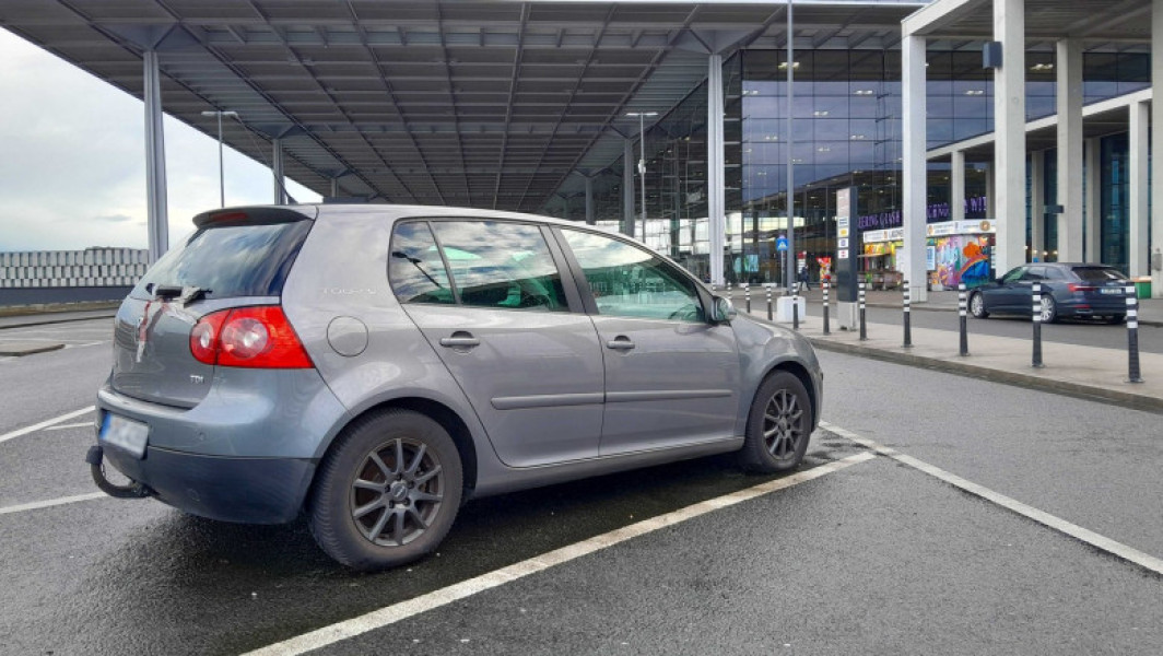 Volkswagen Golf ridicat de autorități după un an în parcarea aeroportului Berlin Brandenburg