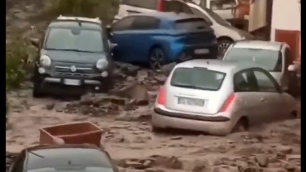 Ploi devastatoare în Messina, Italia, genera intervenții masive ale pompierilor