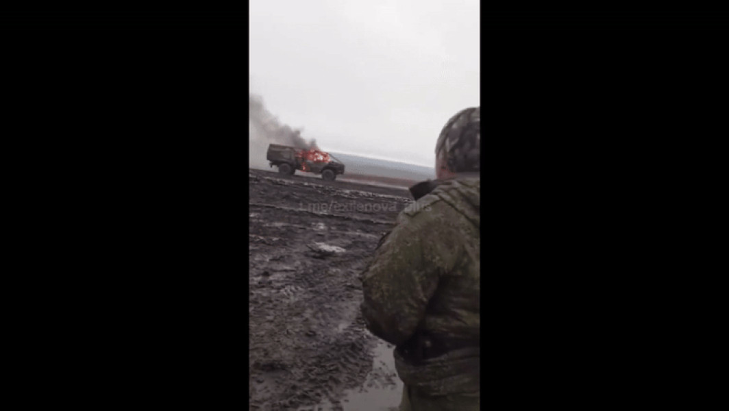 Un video viral surprinde reacția unui militar rus în fața unui camion Ural în flăcări