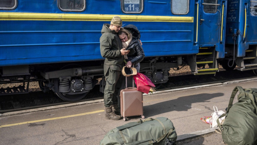 Aproximativ 50.000 de militari ucraineni sunt transferați la Forțele Terestre