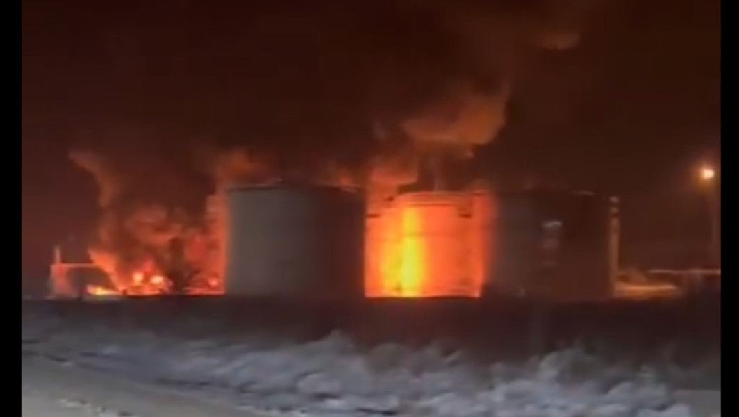 Atac cu drone ucrainean provocat incendiu la un depozit de petrol din Rusia