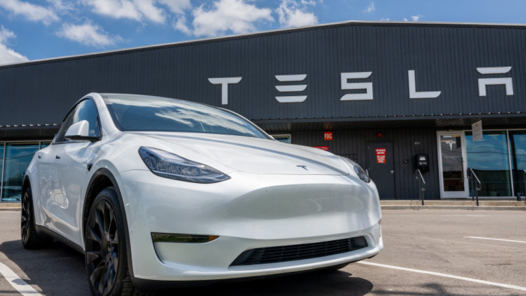Vânzările de vehicule electrice Tesla scad drastic în Europa din cauza activității politice a lui Elon Musk