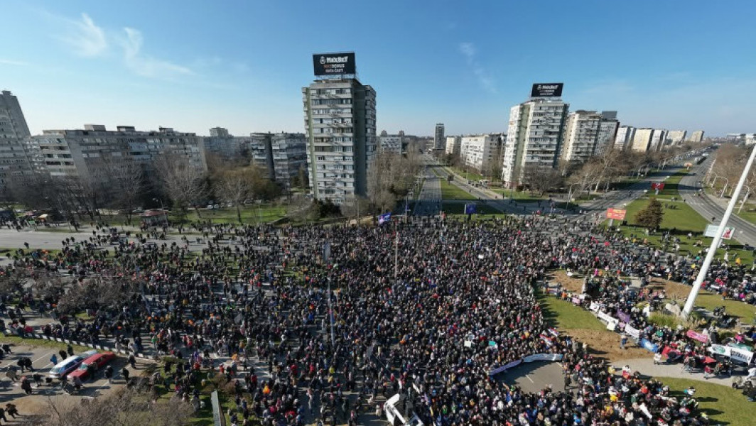 Studenții sârbi protestează împotriva corupției și blochează drumuri
