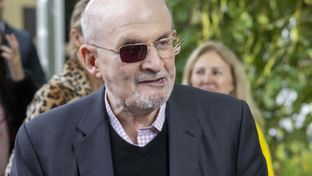 Procesul bărbatului acuzat că l-a înjunghiat pe Salman Rushdie începe luni în New York