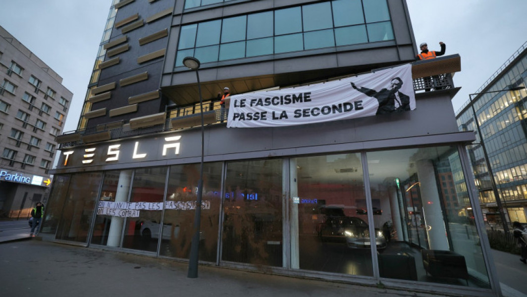 Activisti ecologisti protestează la sediul Tesla din Franța împotriva lui Elon Musk