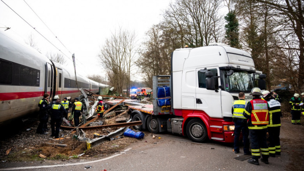 Accident grav lângă Hamburg: Un mort și 11 răniți în coliziune între tren și semiremorcă