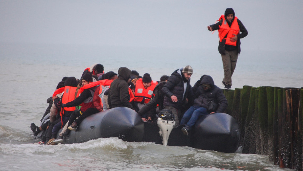 Guvernul britanic îngreunează obținerea cetățeniei pentru migranții care intră ilegal