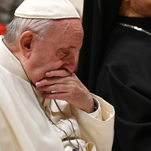 Papa Francisc internat pentru tratament împotriva bronșitei