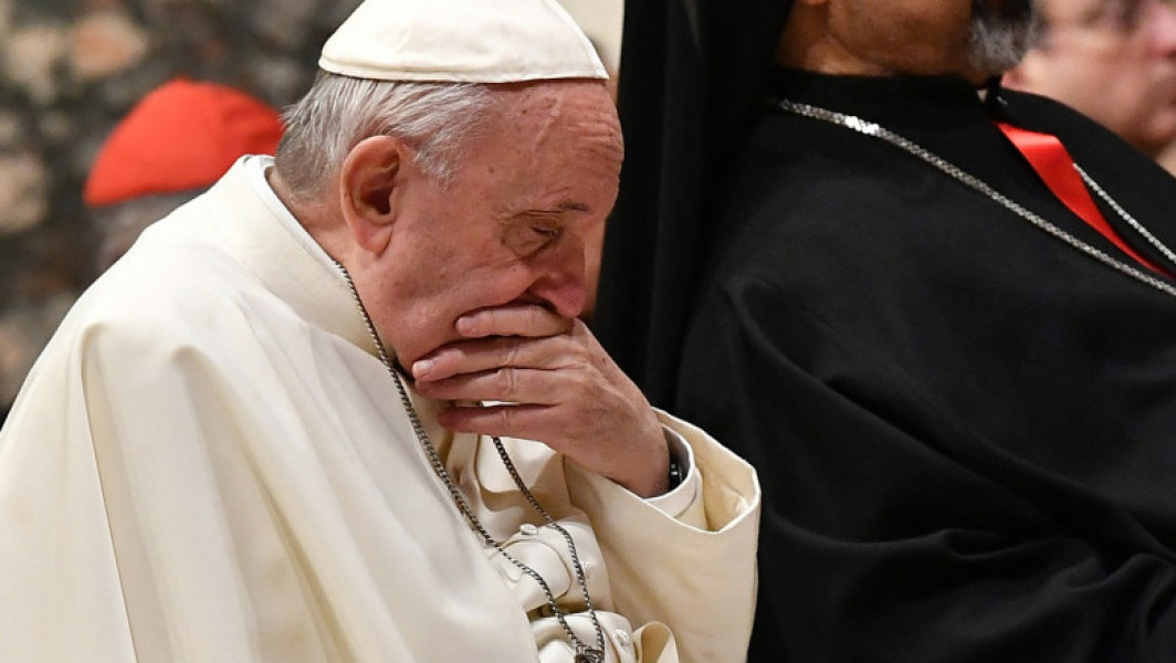 Papa Francisc internat pentru tratament împotriva bronșitei