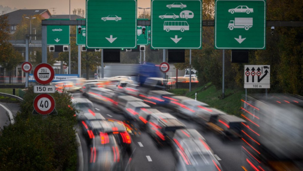 Vamile franceze descoperă dinti de dinozaur în timpul unui control pe autostrada A8