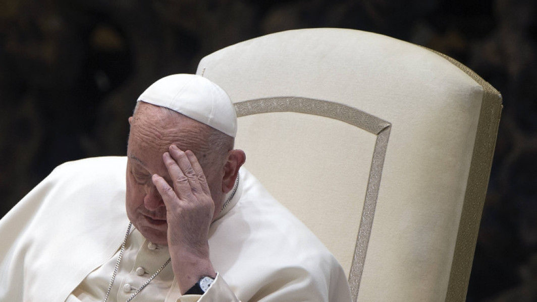 Tratamentul Papei Francisc a fost schimbat din cauza unei infecții respiratorii