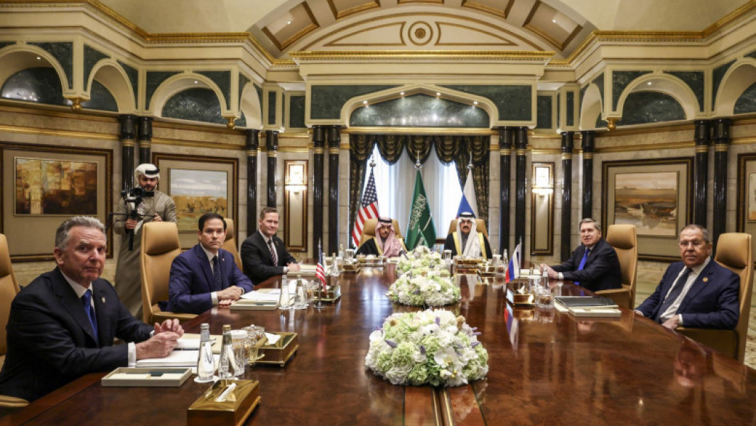 Discuții Cruciale între Oficialii Americani și Ruși la Riad