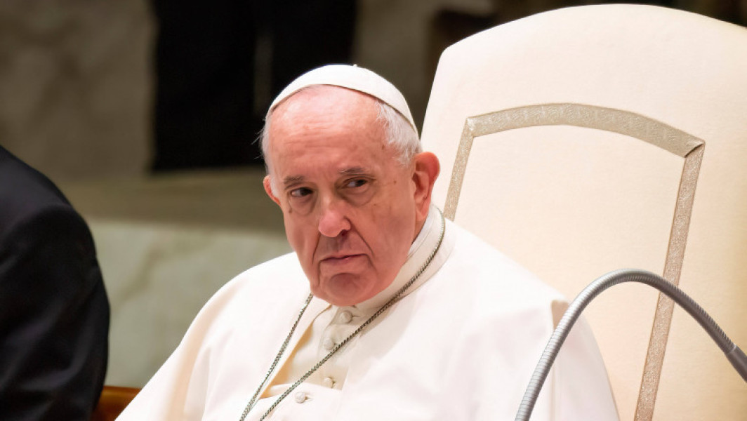 Papa Francisc internat din cauza unei pneumonii bilaterale