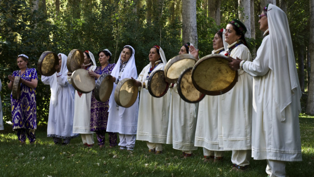 Tadjikistan va publica un ghid pentru hainele tradiționale destinate femeilor