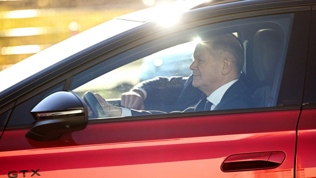 Problemele industriei auto din Germania pun sub semnul întrebării viitorul cancelarului