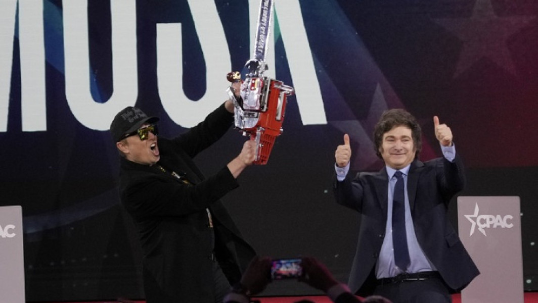 Elon Musk primește o drujbă de la președintele Argentinei la o conferință conservatoare