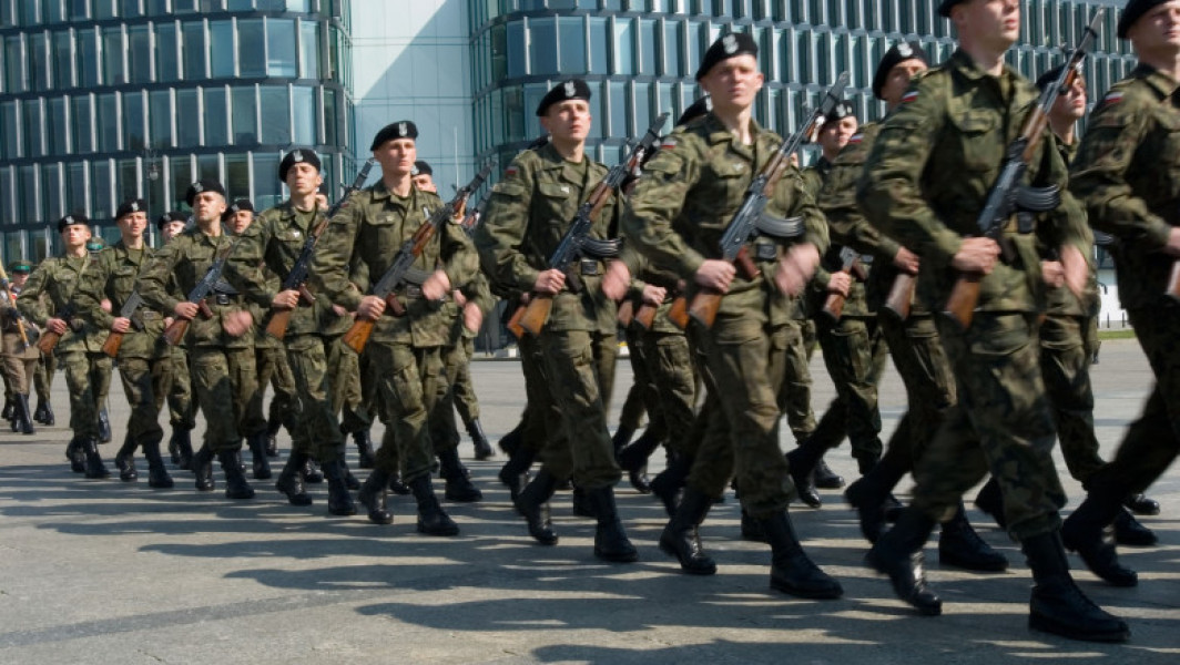 Majoritatea polonezilor se opun participării soldaților în Ucraina