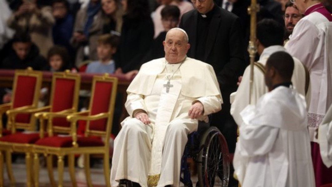 Papa Francisc rămâne spitalizat din cauza pneumoniei