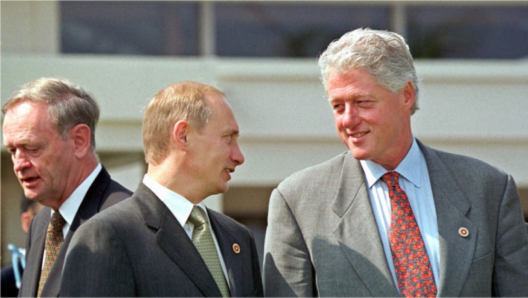 Vladimir Putin a împiedicat salvarea marinarilor de la submarinul Kursk, conform lui Bill Clinton