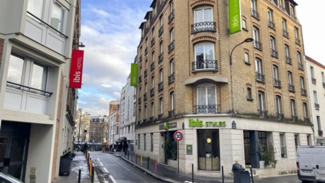 O tânără mamă din SUA a fost reținută la Paris pentru uciderea copilului său