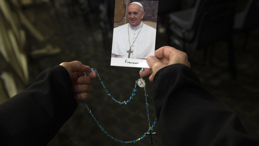Papa Francisc, spitalizat la Roma cu pneumonie dubla