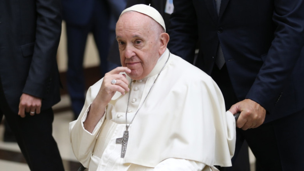 Papa Francisc, spitalizat din cauza pneumoniei