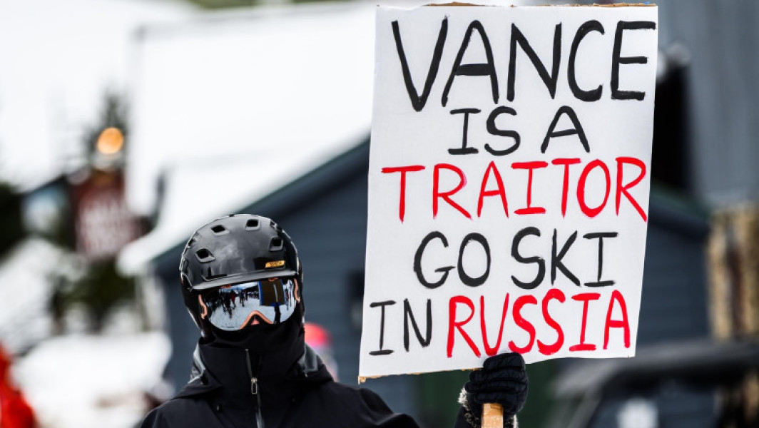 JD Vance, vicepreședinte american, mutat după proteste pro-ucrainene