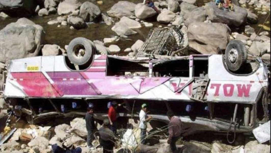 Accident rutier tragic în Bolivia: 15 morți după coliziune între camion și autobuz