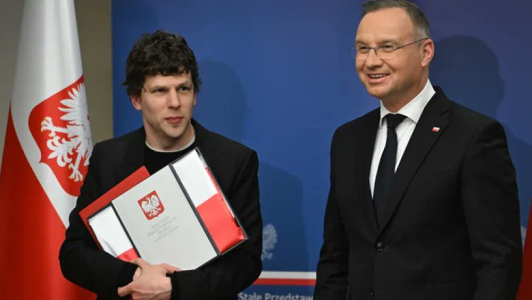 Actorul Jesse Eisenberg primește cetățenia poloneză de la președintele Andrzej Duda