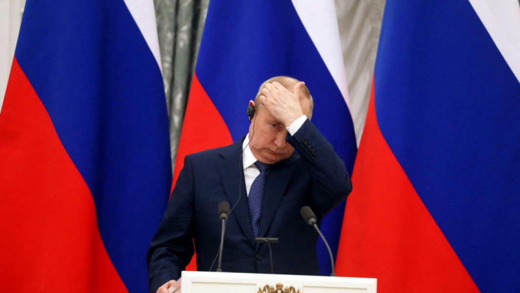 Macron îl acuză pe Putin de revizionism imperialist