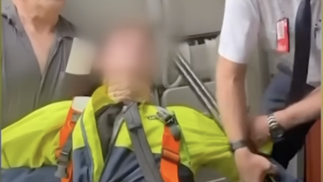 Tânăr de 17 ani reținut după ce a intrat cu o armă într-un avion din Australia
