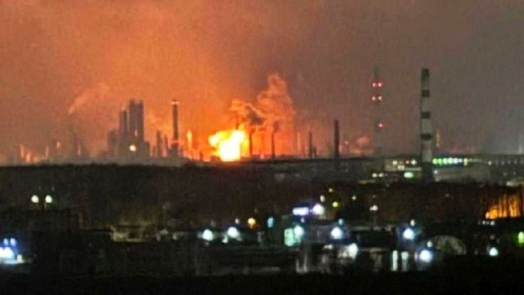 Armata ucraineană lovește rafinarii de petrol din Rusia
