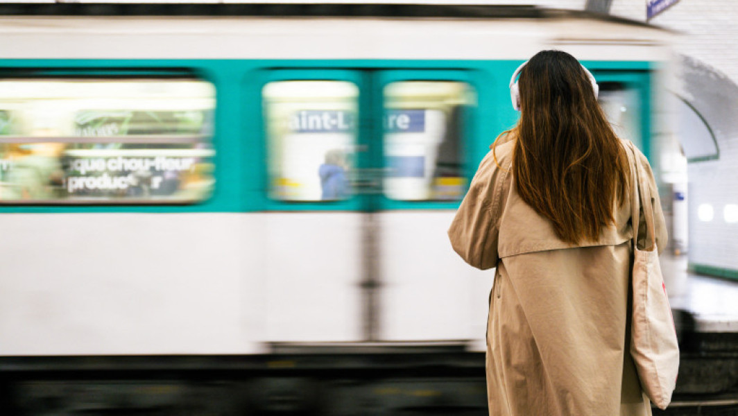Sapte din zece femei din Ile-de-France au suferit violenta sexuala in transportul public