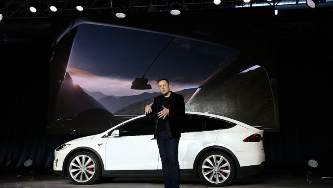 Donald Trump anunță achiziția unei mașini electrice Tesla pentru a sprijini compania lui Elon Musk