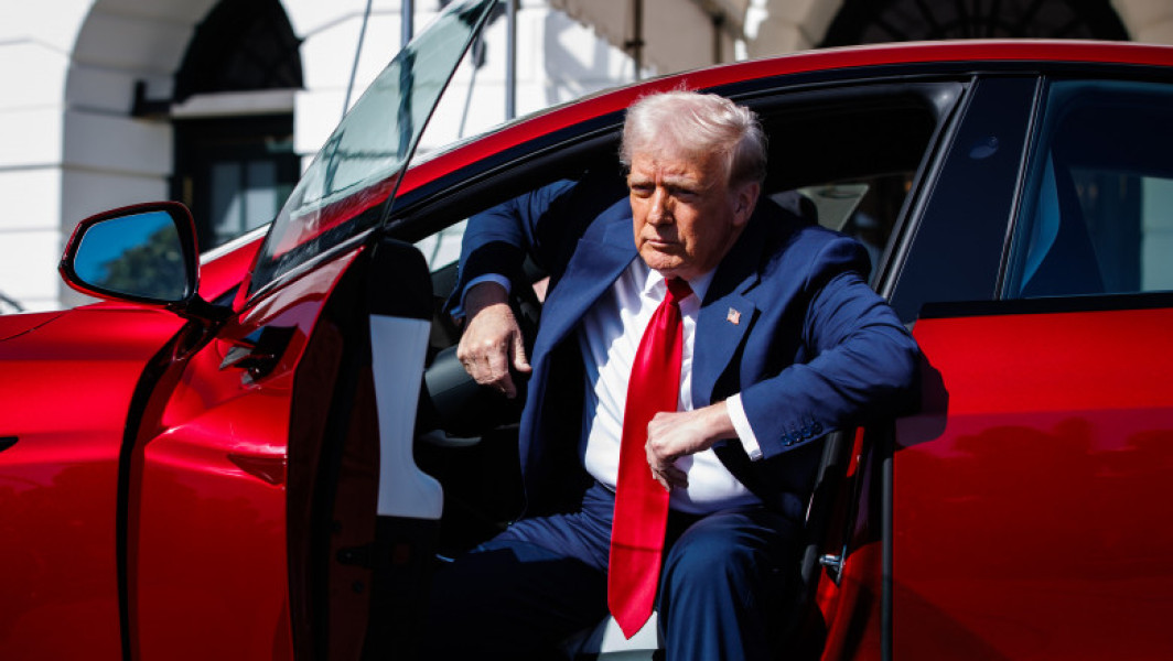 Donald Trump sprijină Tesla în ciuda protestelor împotriva companiei