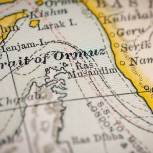 creșterea tensiunilor între Israel și Iran afectează rutele maritime strategice