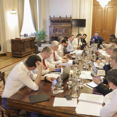 Liderii partidelor PSD, PNL, USR și UDMR se vor întâlni astăzi la Palatul Cotroceni pentru discuții cu Nicușor Dan, după încheierea negocierilor de la Guvern, conform surselor politice citate de Digi24. Negocierile sunt tensionate, mai ales deoarece UDMR a amenințat că ar putea părăsi ultimele discuții pentru formarea noii coaliții.