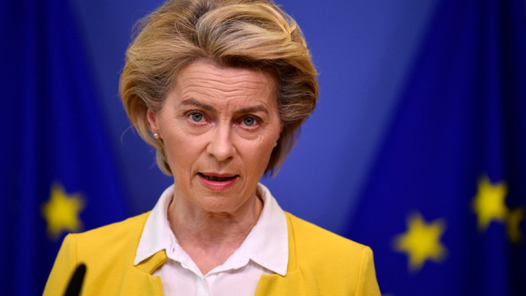 Ursula von der Leyen, presedinta Comisiei Europene, se va confrunta joi cu un vot de neincredere din partea Parlamentului European, marcând prima asemenea situație din ultimii peste zece ani. Conform Politico, dacă motiunea de cenzură, inițiată de europarlamentarul Gheorghe Piperea din grupul AUR, ar fi adoptată, ar duce la demisia întregii Comisii și la un proces complicat de numire a 27 de noi comisari europeni.