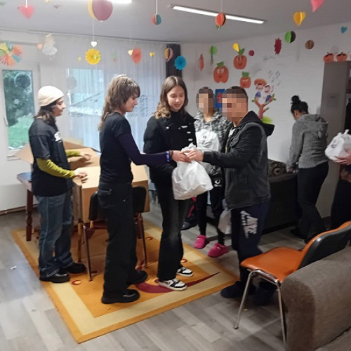 Voluntari SamCivica oferă pachete de dulciuri copiilor din centrele de plasament din Satu Mare pentru Ziua Națională